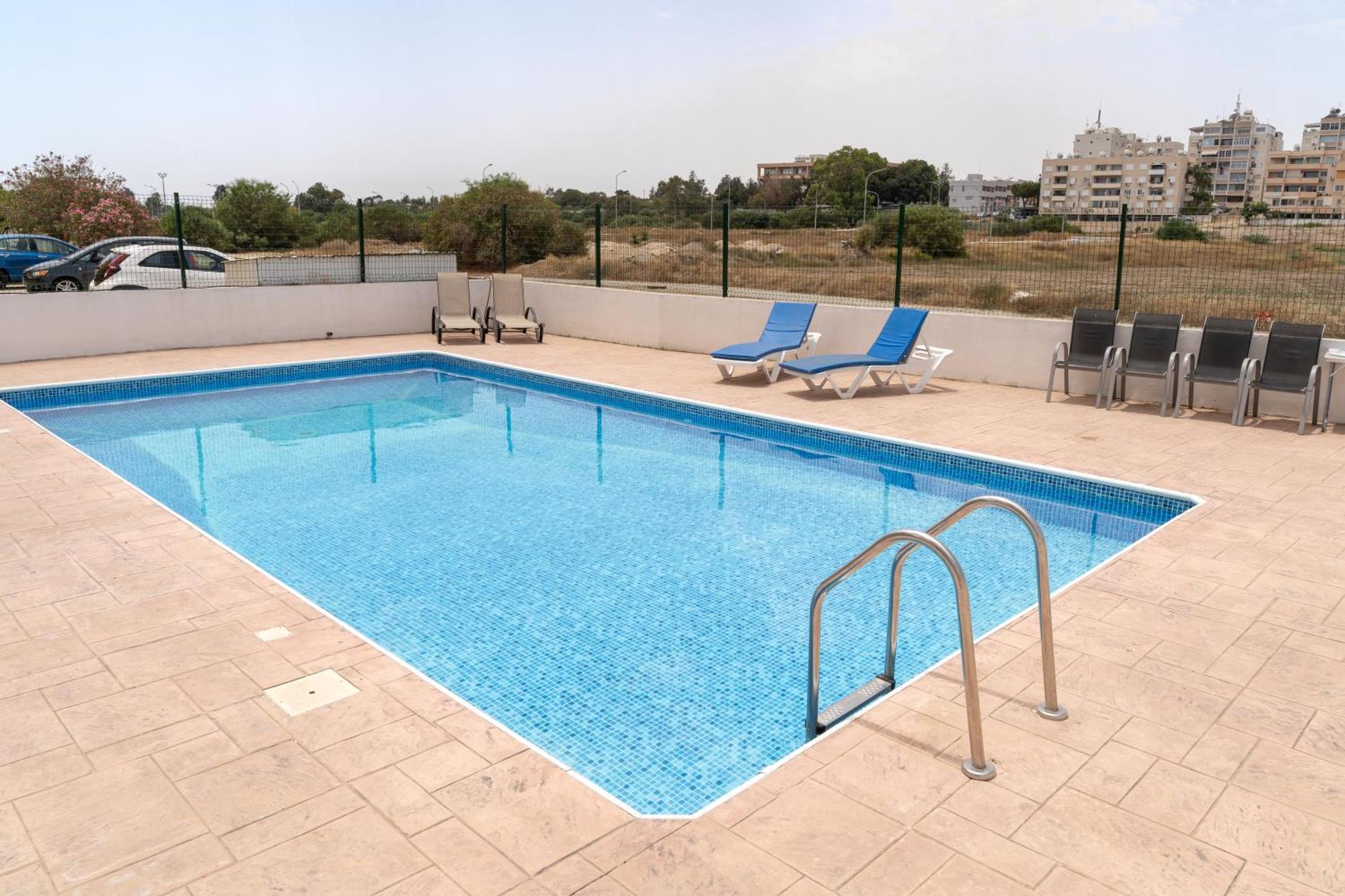 Kave Blue Mackenzie 1 Bdr Flat With Pool Leilighet Lárnaka Eksteriør bilde
